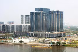 位于守德市首添新城区的商业楼宇。图自越通社