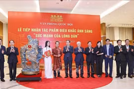 越南国会主席陈青敏出席光雕作品《民心力量》接收仪式。图自越通社