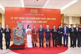 越南国会主席陈青敏出席光雕作品《民心力量》接收仪式。图自越通社