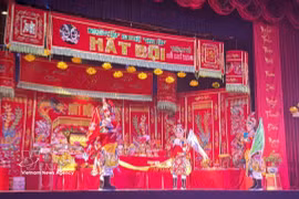 胡志明市㗰剧艺术剧院演艺人员的一个表演节目。图自越通社