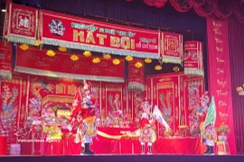 胡志明市㗰剧艺术剧院演艺人员的一个表演节目。图自越通社