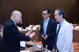 与会代表进行亲切交流。图自越通社