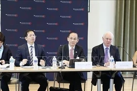 越共中央书记处书记、越南外交部代部长黎怀忠（中）出席了由哥伦比亚大学韦瑟黑德东亚研究所举办的政策对话圆桌会议。图自越通社