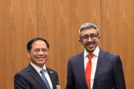 越南政府副总理裴青山会见阿联酋副总理兼外交部长谢赫阿卜杜拉·本·扎耶德·阿勒纳哈扬。图自越通社