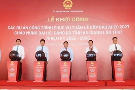 阮志勇（左四）出席2027年APEC领导人会议周服务工程启动仪式。图自越通社