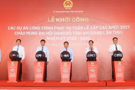 阮志勇（左四）出席2027年APEC领导人会议周服务工程启动仪式。图自越通社