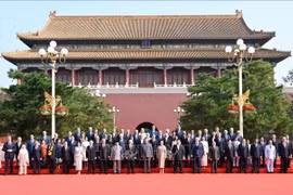 习近平主席与梁强主席和各国代表在纪念大会上合影。图自越通社
