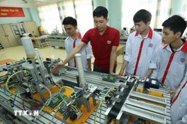 河内工艺职业高等大专的教师向学生介绍自动化模型。图自越通社