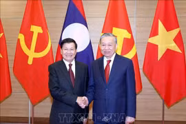 越共中央总书记苏林与老挝人民革命党中央总书记、国家主席通伦·西苏里合影。图自越通社