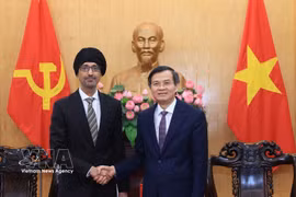 胡志明国家政治学院院长段明训会见新加坡驻越南大使拉杰帕尔·辛格。图自越通社