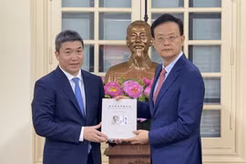 越南友好组织联合会主席潘英山（左）与广西壮族自治区外事办公室主任、对外友好协会会长魏然合影。图自越通社