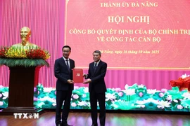 黎明兴同志向黎玉光同志颁发越共中央政治局的任命决定。图自越通社
