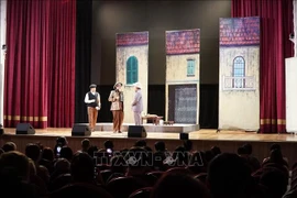 话剧《第七十二封信》在俄罗斯首都莫斯科的金融大学大礼堂上演。图自越通社
