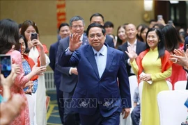 越南政府总理范明政与旅居中国越南人社群亲切会面交流。图自越通社