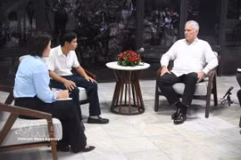 古巴共产党中央委员会第一书记、国家主席米格尔·迪亚斯-卡内尔·贝穆德斯会见越南Agri-VMA公司代表。图自越通社
