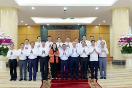 越共中央政治局第四工作组代表与得乐省委常务委员会代表合影。图自越通社