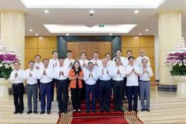 越共中央政治局第四工作组代表与得乐省委常务委员会代表合影。图自越通社