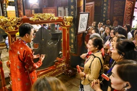 参加“真武钟声”旅游项目的游客。图自越通社