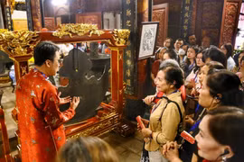 参加“真武钟声”旅游项目的游客。图自越通社