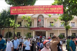 嘉莱省南归仁坊在当地的颁发点接收礼金。图自越通社