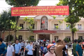 嘉莱省南归仁坊在当地的颁发点接收礼金。图自越通社