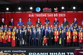 荣获红星将的代表和企业家合影。图自越通社