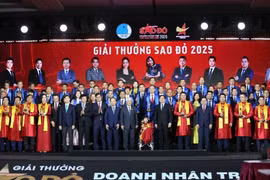 荣获红星将的代表和企业家合影。图自越通社