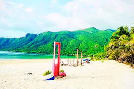 昆岛拥有平缓绵长的海滩、洁白细腻的沙滩和清澈湛蓝的海水，是备受游客青睐的旅游目的地。图自《人民报》