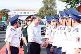 苏林及中央工作代表团前往富国特区并与国防部下属海警第四区司令部举行工作会谈。图自越通社