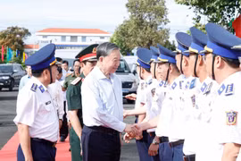 苏林及中央工作代表团前往富国特区并与国防部下属海警第四区司令部举行工作会谈。图自越通社