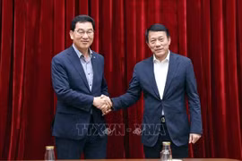 越南公安部长梁三光大将会见韩国国会行政安全委员会委员长Shin Jung Hoon。图自越通社