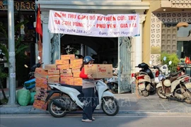 众多个人、家庭、企业和机关单位主动将物资运送到救援接收点。图自越通社