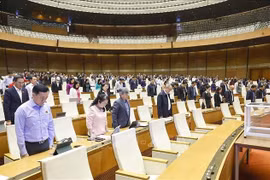 全国代表向风暴洪水灾害中遇难同胞默哀。图自越通社