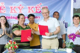 布沥（Bù Lạch）草地有机腰果农业合作社社长氏快与越南英特斯纳克腰果有限公司代表签署腰果收购合作协议。图自同奈报。