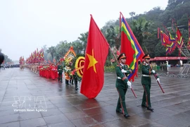 2025年雄王祭祖日活动上香仪式。图自越通社