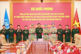 越南国防部维和局局长范孟胜少将祝贺执行维和任务的军官。图自越通社