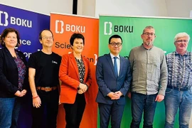 越南驻奥地利大使武黎太黄与维也纳农业大学代表合影。(越南驻奥地利大使馆供图)