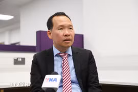 英国德蒙福特大学副教授梁俊英接受越通社记者的采访。图自越通社