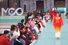 “Hello Cosmo From Vietnam”第二季时尚秀正式拉开2025 环宇小姐大赛（Miss Cosmo 2025）之旅的序幕。图自越通社
