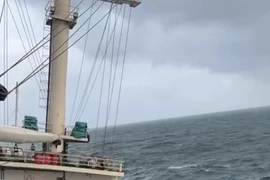 船体右倾15度。图自越南海上搜救协调中心