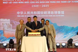 各位代表共同切蛋糕，庆祝中华人民共和国成立76周年。图自越通社