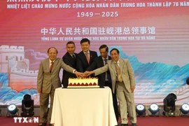 各位代表共同切蛋糕，庆祝中华人民共和国成立76周年。图自越通社