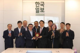 越南新闻工作者代表团与《韩国日报》代表合影。图自越通社