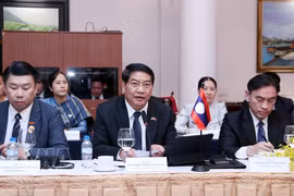 老挝万象市委书记、市人民议会主席阿萨庞通·西潘敦在会上发表讲话。图自越通社