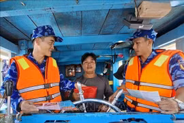 海警力量对渔船开展宣传。图自越通社