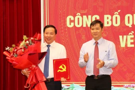 越共中央委员、中央组织部副部长阮成心向阮文幼同志颁授了越共中央书记处的决定。图自越通社