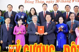 越共中央政治局委员、中央书记处书记、中央宣传与民运部部长阮仲义（左四，前排）与各位代表合影。图自越通社