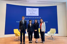 越南驻香港总领事黎德幸（左二）和与会代表合影。图自越通社