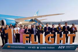 搭载越南政府副总理阮和平及近100名乘客的航班抵达了隆城国际机场。图自越通社