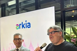 李德忠大使与阿基亚航空公司发言人在发布会上发布信息。图自越通社